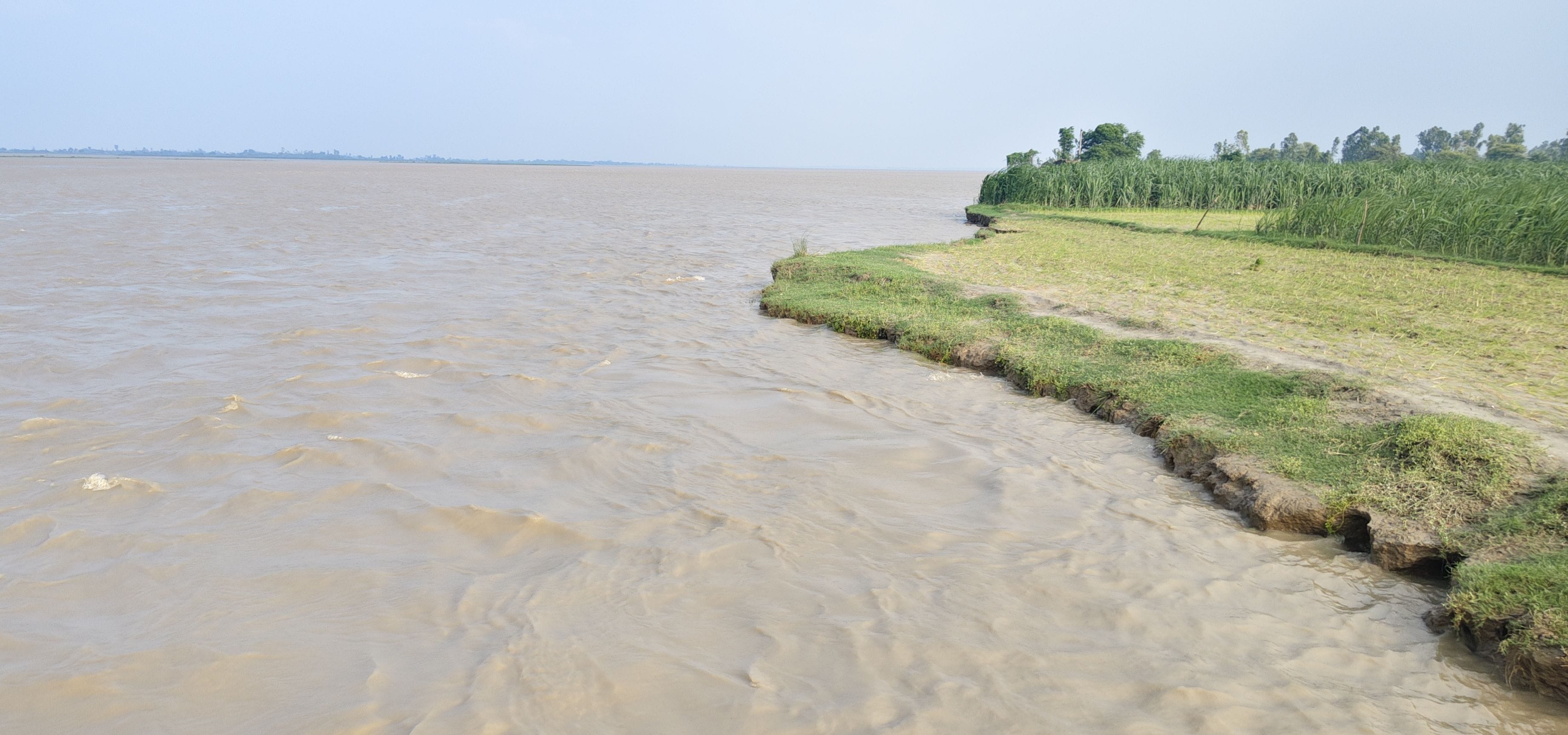 सरयू नदी का जल स्तर शुक्रवार को थोड़ा घटा, मगर खतरे के निशान से ऊपर है। बारिश के कारण अगले 24 घ