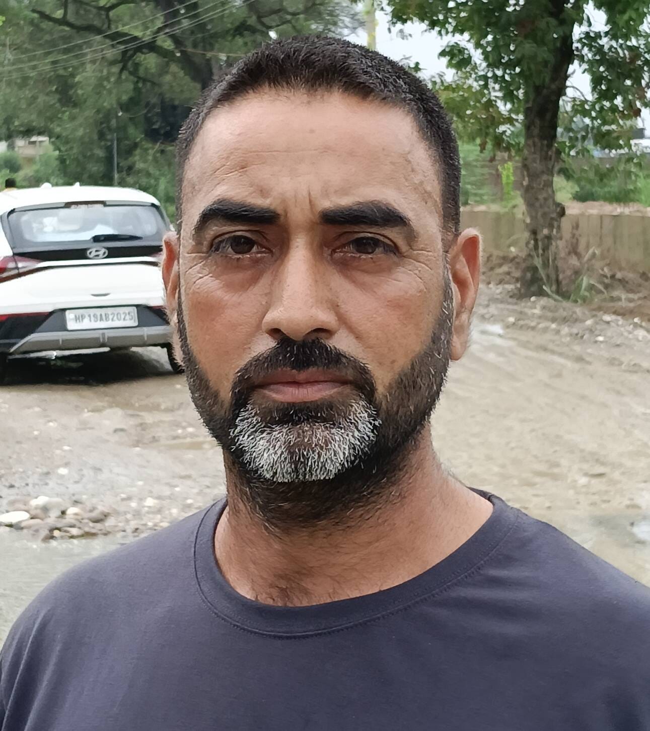 संतोषगढ़ ऊना सड़क मार्ग पर जानकौर गांव में पेट्रोल पंप के पास लोक निर्माण विभाग द्वारा बिछाया खड संतोषगढ़ ऊना सड़क मार्ग पर जानकौर गांव में पेट्रोल पंप के पास लोक निर्माण विभाग द्वारा बिछाया खड