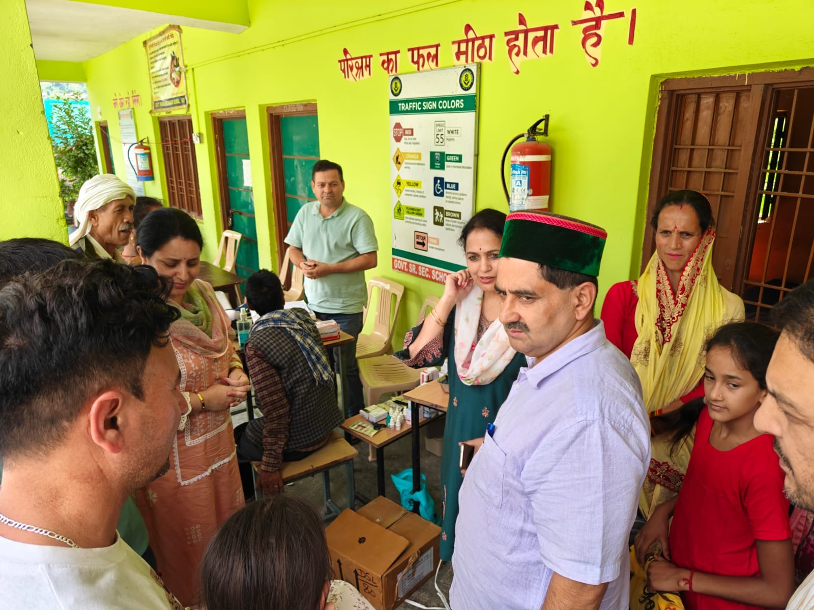 शाहपुर की बोह पंचायत के गढगून गांव में सेना के जवान लोगों दबे घरों का मलबा हटाते हुए। स्रोत: ग्