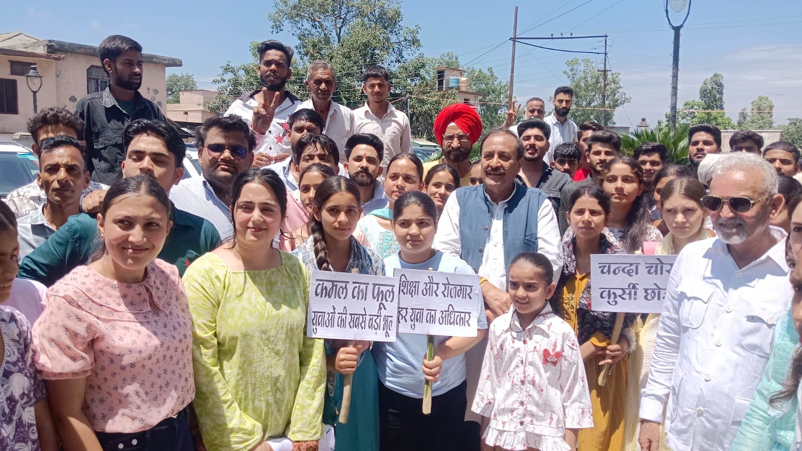 धर्मशाला में नीट पेपर लीक और जंतर मंतर पर लाठीचार्ज  को लेकर केंद्र सरकार के खिलाफ रैली निकालत
