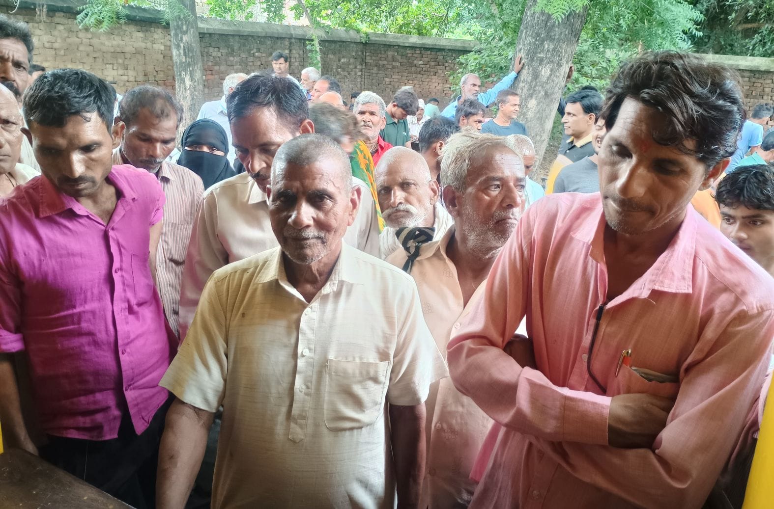 यूरिया लेने के लिए ग्रामीणाें की लगी कतार। यूरिया लेने के लिए ग्रामीणाें की लगी कतार।