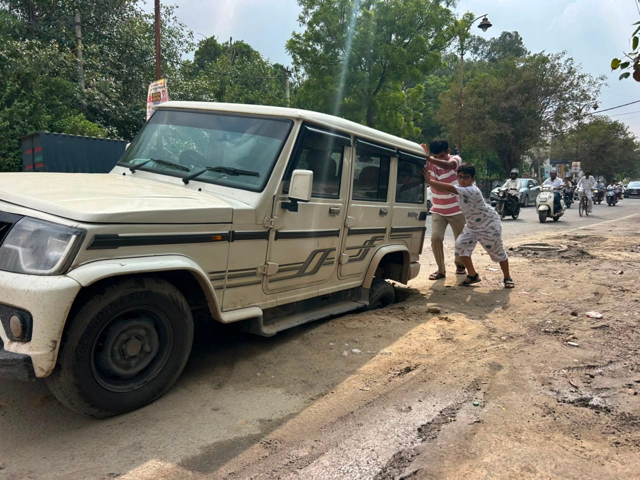 19-दिल्ली रोड स्थित अशोका चौक के पास सीवर पाइप लाइन में धंसी गाड़ी। संवाद 19-दिल्ली रोड स्थित अशोका चौक के पास सीवर पाइप लाइन में धंसी गाड़ी। संवाद