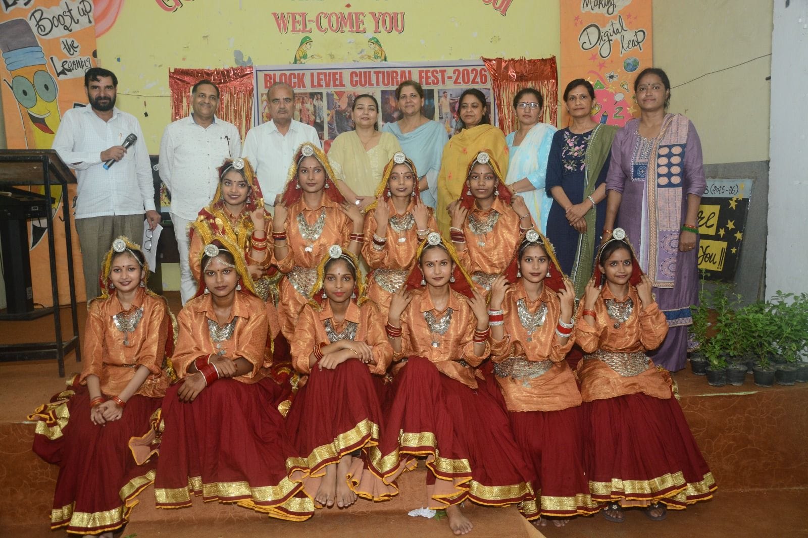 25जेएनडी21: खंड स्तरीय सांस्कृतिक उत्सव कार्यक्रम में मौजूद प्रतिभागी व स्कूल स्टॉफ। स्रोत: अध् 25जेएनडी21: खंड स्तरीय सांस्कृतिक उत्सव कार्यक्रम में मौजूद प्रतिभागी व स्कूल स्टॉफ। स्रोत: अध्