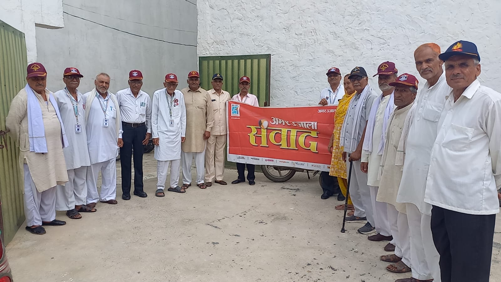 25jjrp08- अमर उजाला कार्यालय में आयोजित संवाद कार्यक्रम में मौजूद पूर्व सैनिक। संवाद