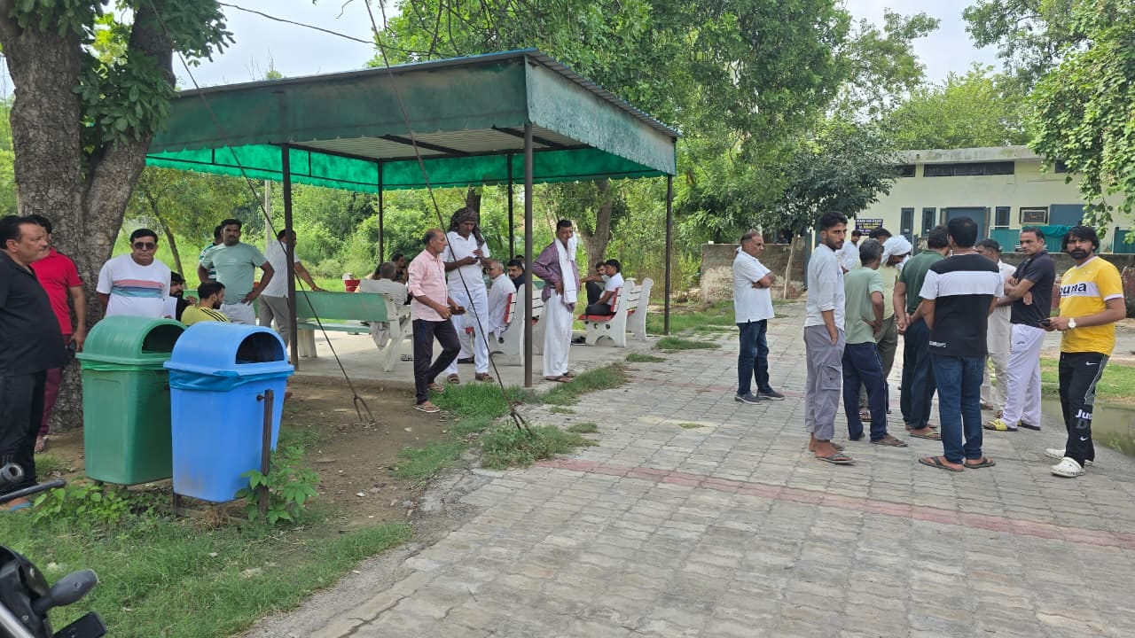 25jjrp18- झज्जर। निशांत के शव को लेकर जाते परिजन। संवाद