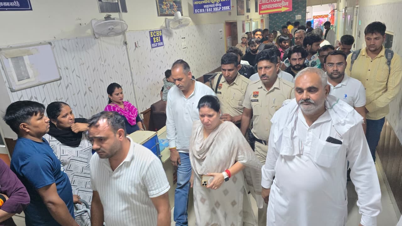25jjrp18- झज्जर। निशांत के शव को लेकर जाते परिजन। संवाद