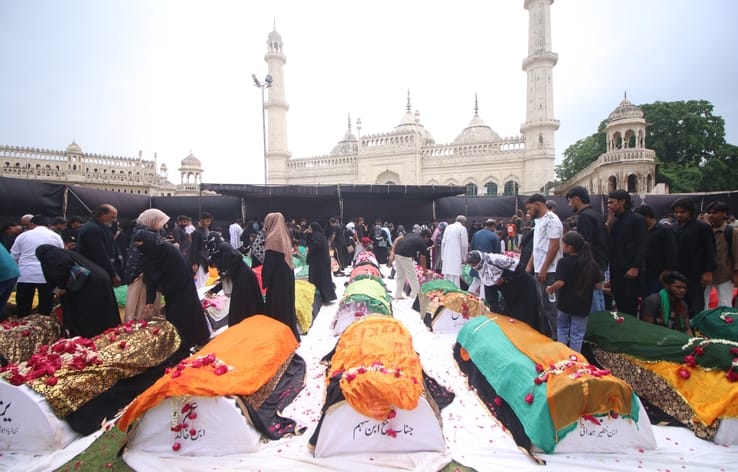 72 शोहदा-ए-कर्बला की याद में डूबे अकीदतमंद 72 शोहदा-ए-कर्बला की याद में डूबे अकीदतमंद