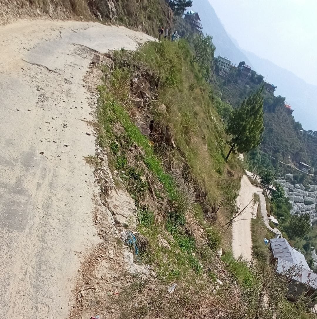आनी में भारी बरसात के कारण डंगा गिरने से घर को बना खतरा। संवाद आनी में भारी बरसात के कारण डंगा गिरने से घर को बना खतरा। संवाद