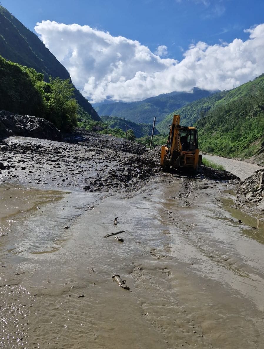 आनी में भारी बरसात के कारण डंगा गिरने से घर को बना खतरा। संवाद आनी में भारी बरसात के कारण डंगा गिरने से घर को बना खतरा। संवाद