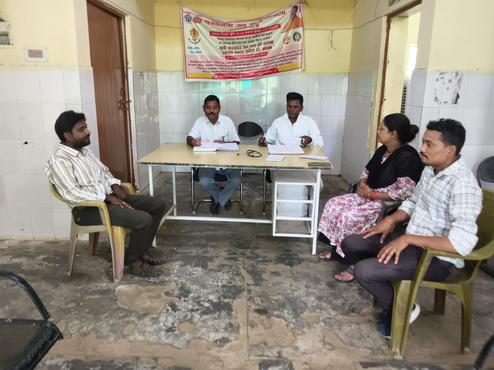 आरोग्य मेले में मरीजों का इलाज करते चिकित्सक आरोग्य मेले में मरीजों का इलाज करते चिकित्सक