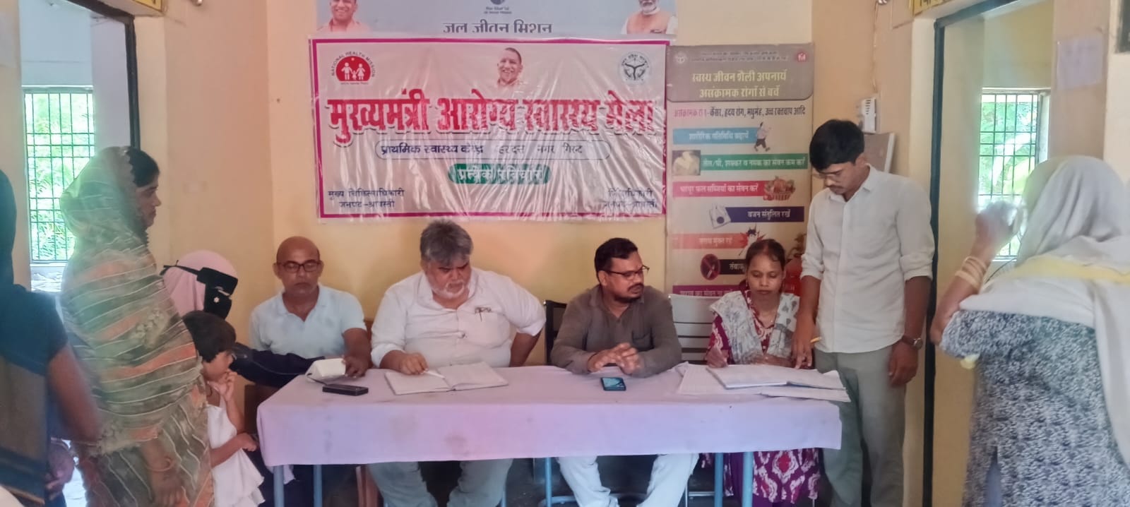 आरोग्य मेले में मरीजों का इलाज करते चिकित्सक आरोग्य मेले में मरीजों का इलाज करते चिकित्सक