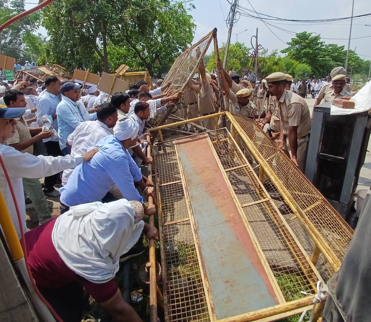 अंबाला छावनी बस अड्डा से परिवहन मंत्री के आवास का घेराव करने जाते रोडवेज कर्मचारी। संवाद अंबाला छावनी बस अड्डा से परिवहन मंत्री के आवास का घेराव करने जाते रोडवेज कर्मचारी। संवाद