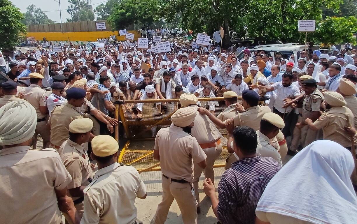 अंबाला छावनी बस अड्डा से परिवहन मंत्री के आवास का घेराव करने जाते रोडवेज कर्मचारी। संवाद अंबाला छावनी बस अड्डा से परिवहन मंत्री के आवास का घेराव करने जाते रोडवेज कर्मचारी। संवाद