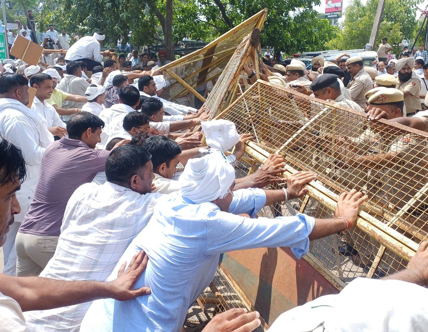 अंबाला छावनी बस अड्डा से परिवहन मंत्री के आवास का घेराव करने जाते रोडवेज कर्मचारी। संवाद अंबाला छावनी बस अड्डा से परिवहन मंत्री के आवास का घेराव करने जाते रोडवेज कर्मचारी। संवाद