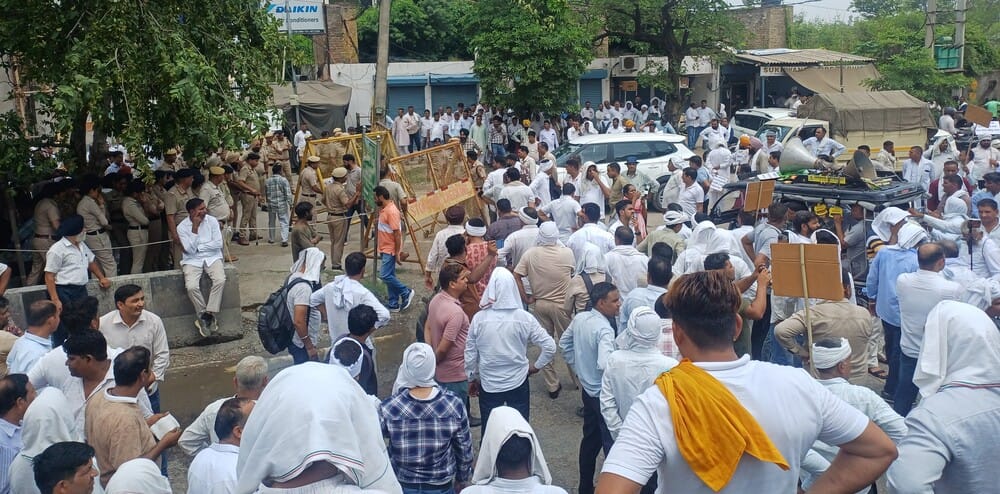 अंबाला छावनी बस अड्डा से परिवहन मंत्री के आवास का घेराव करने जाते रोडवेज कर्मचारी। संवाद अंबाला छावनी बस अड्डा से परिवहन मंत्री के आवास का घेराव करने जाते रोडवेज कर्मचारी। संवाद