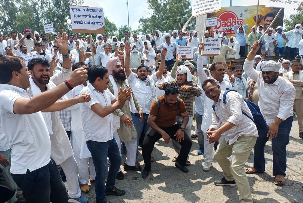 अंबाला छावनी बस अड्डा से परिवहन मंत्री के आवास का घेराव करने जाते रोडवेज कर्मचारी। संवाद अंबाला छावनी बस अड्डा से परिवहन मंत्री के आवास का घेराव करने जाते रोडवेज कर्मचारी। संवाद