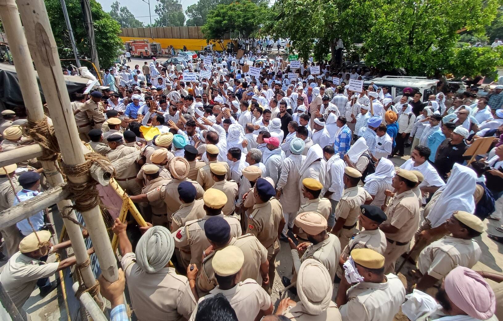 अंबाला छावनी बस अड्डा से परिवहन मंत्री के आवास का घेराव करने जाते रोडवेज कर्मचारी। संवाद अंबाला छावनी बस अड्डा से परिवहन मंत्री के आवास का घेराव करने जाते रोडवेज कर्मचारी। संवाद