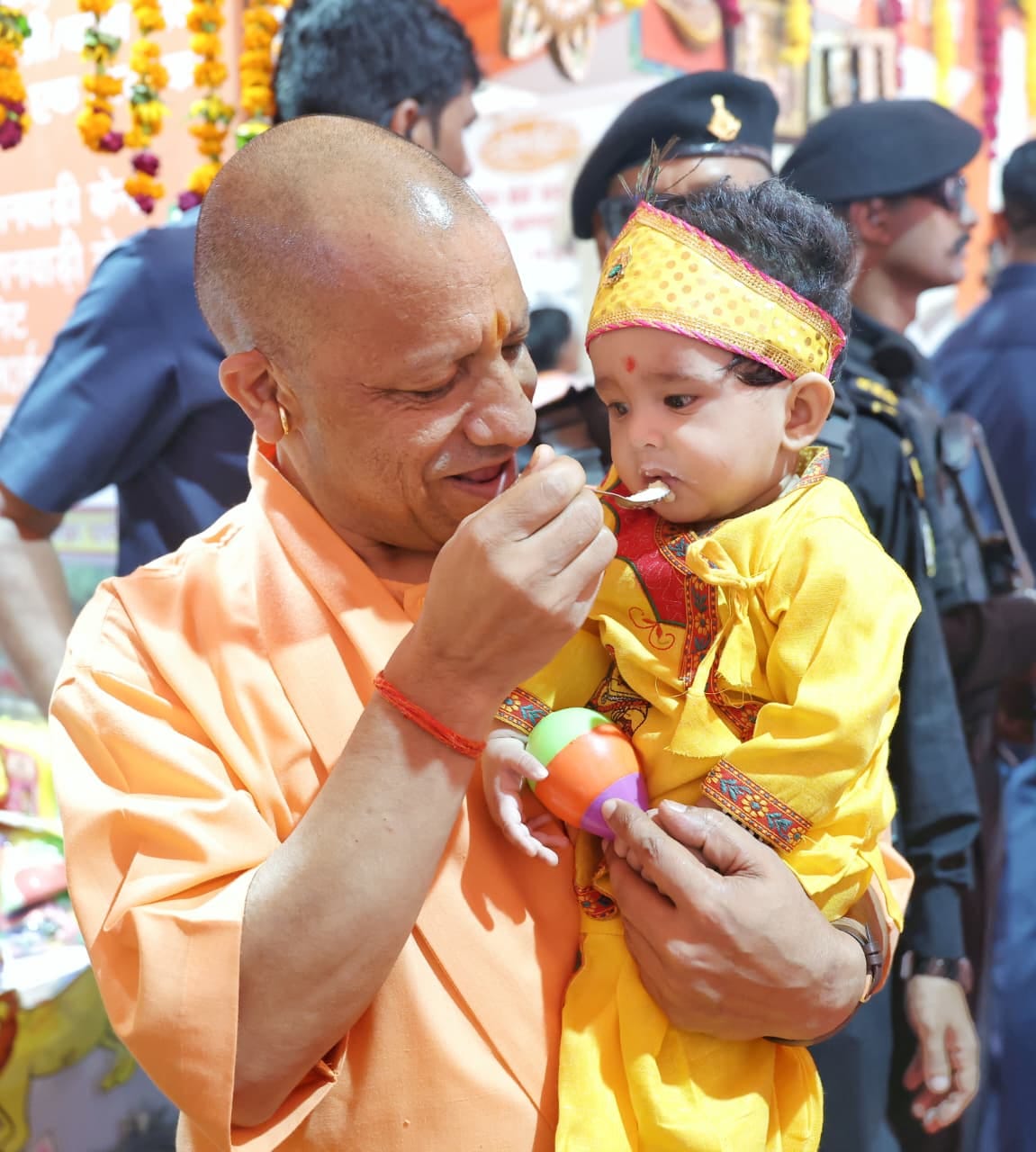 बच्चों को दुलारते सीएम योगी। बच्चों को दुलारते सीएम योगी।