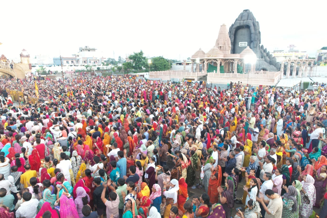 भक्तों के महासागर में डूबा कुबेरेश्वरधाम