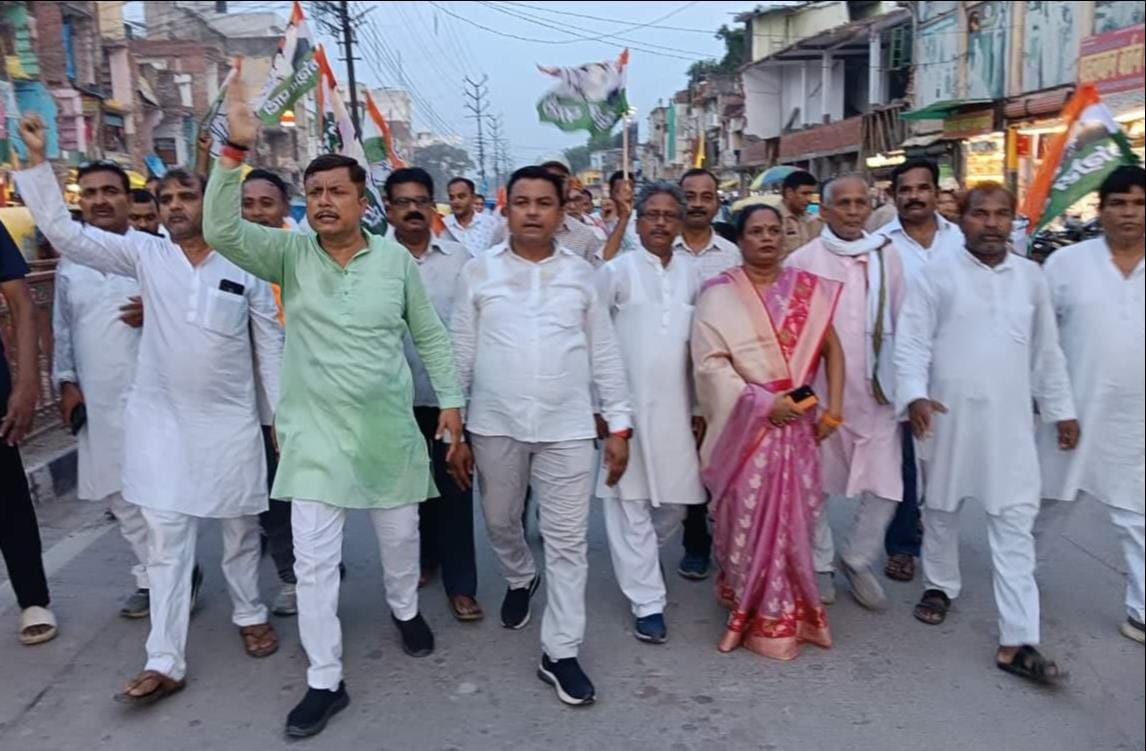 चकिया तिराहे पर कैंडल जलाकर मृत छात्रों को श्रद्धांजलि देते सपा कार्यकर्ता। संवाद चकिया तिराहे पर कैंडल जलाकर मृत छात्रों को श्रद्धांजलि देते सपा कार्यकर्ता। संवाद