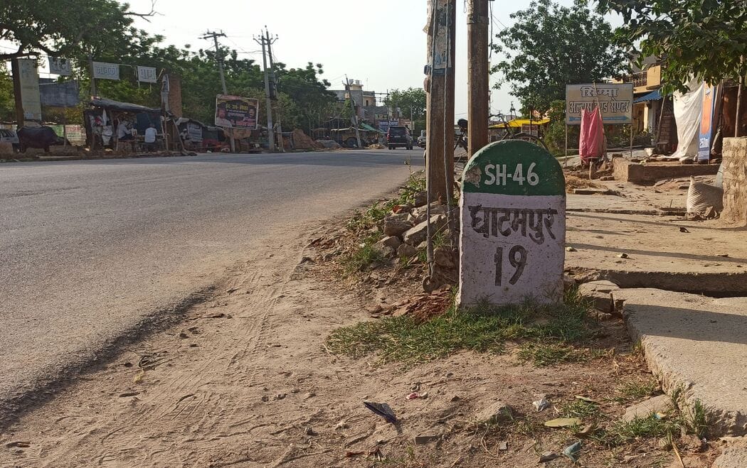 फोटो-02- जहानाबाद बस स्टॉप के पास घाटमपुर मार्ग पर लगा दूरी का पत्थर। संवाद