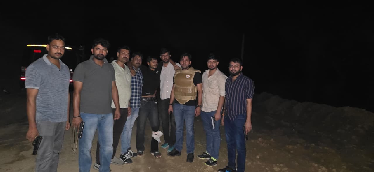 फोटो - 04 मुठभेड़ के बाद क्षतिग्रस्त पड़ी बाइक। संवाद फोटो - 04 मुठभेड़ के बाद क्षतिग्रस्त पड़ी बाइक। संवाद