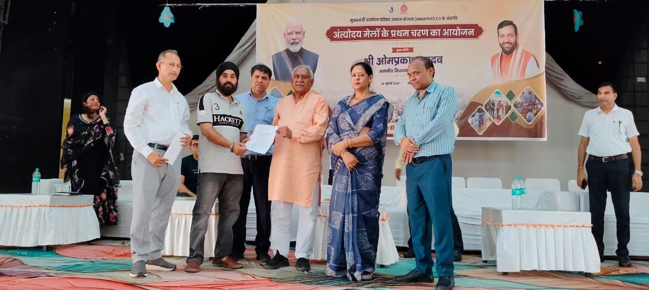 फोटो 13: अंत्योदय मेले अपना पंजीकरण करवाते आमजन। संवाद