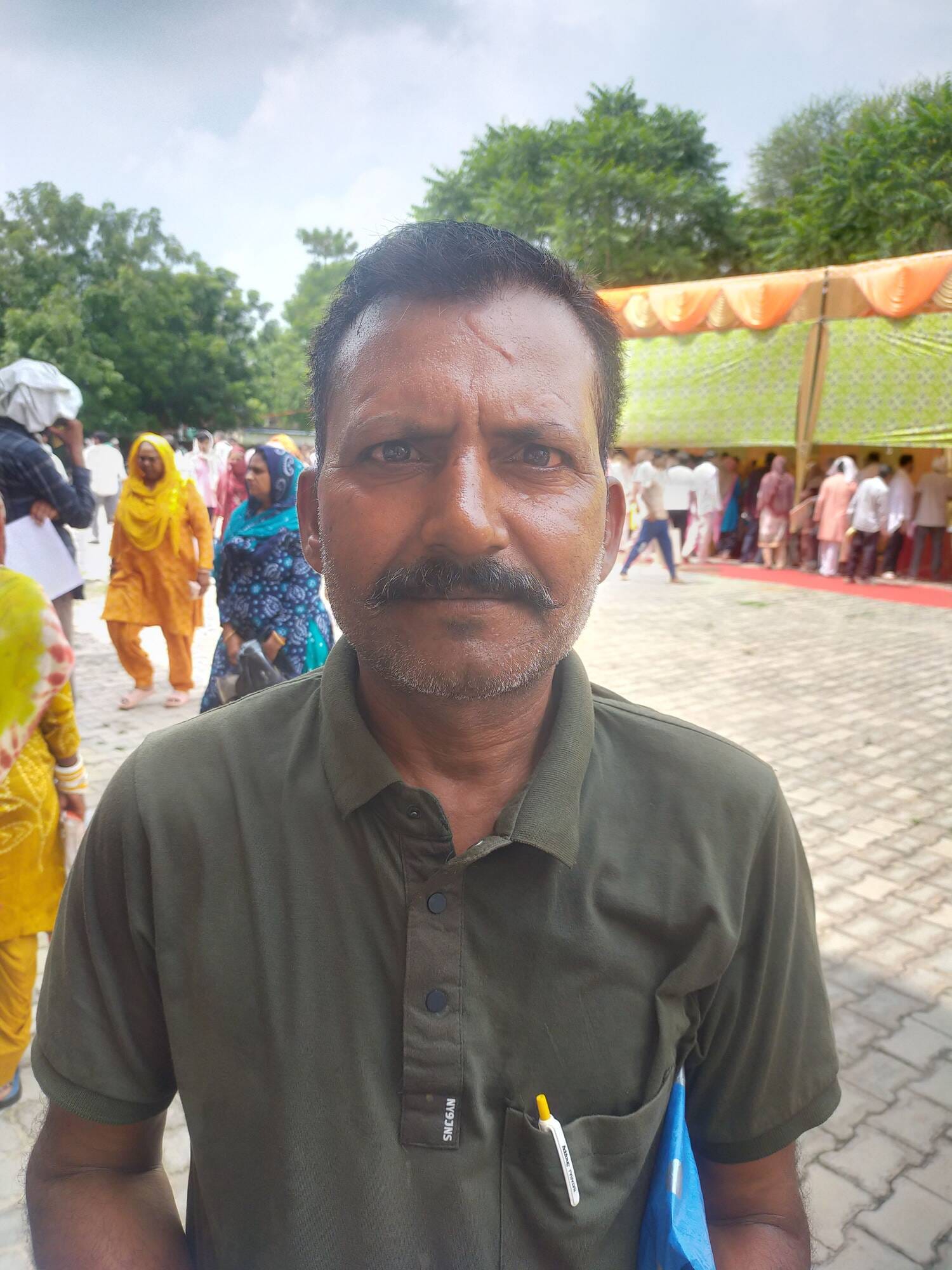 फोटो 13: अंत्योदय मेले अपना पंजीकरण करवाते आमजन। संवाद