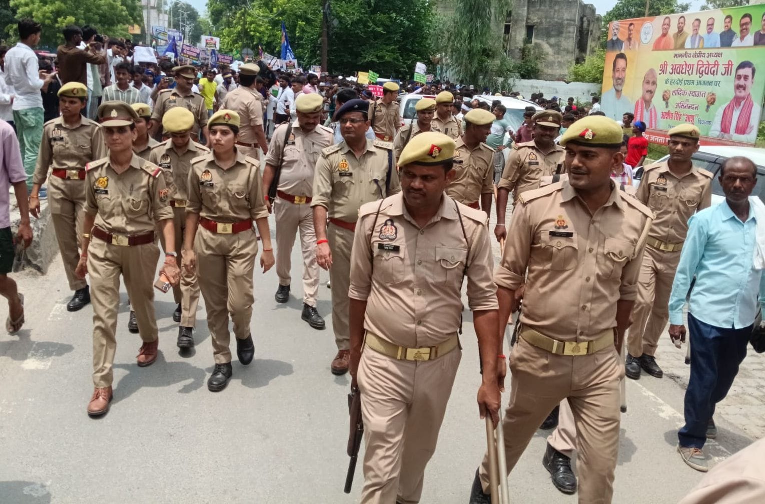 फोटो- 24- कलक्ट्रेट में धरना देते भीम आर्मी के कार्यकर्ता। संवाद फोटो- 24- कलक्ट्रेट में धरना देते भीम आर्मी के कार्यकर्ता। संवाद