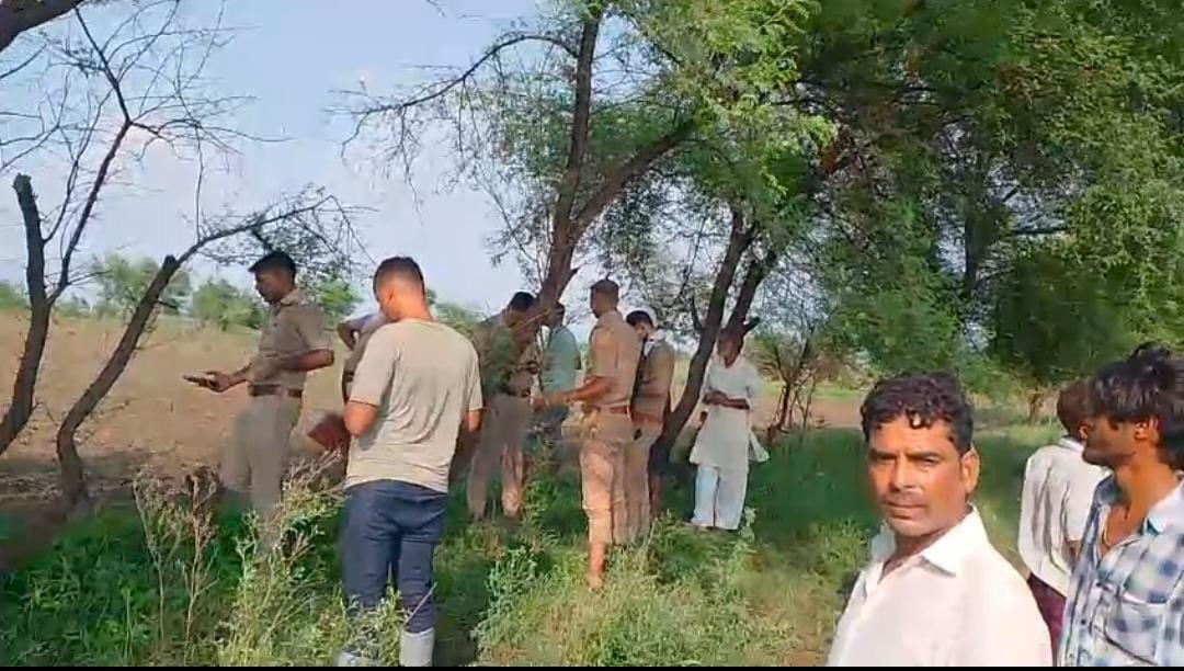 फोटो 26 एचएएमपी 21- मृतक शोभित पाल की फाइल फोटो।   परिजन
