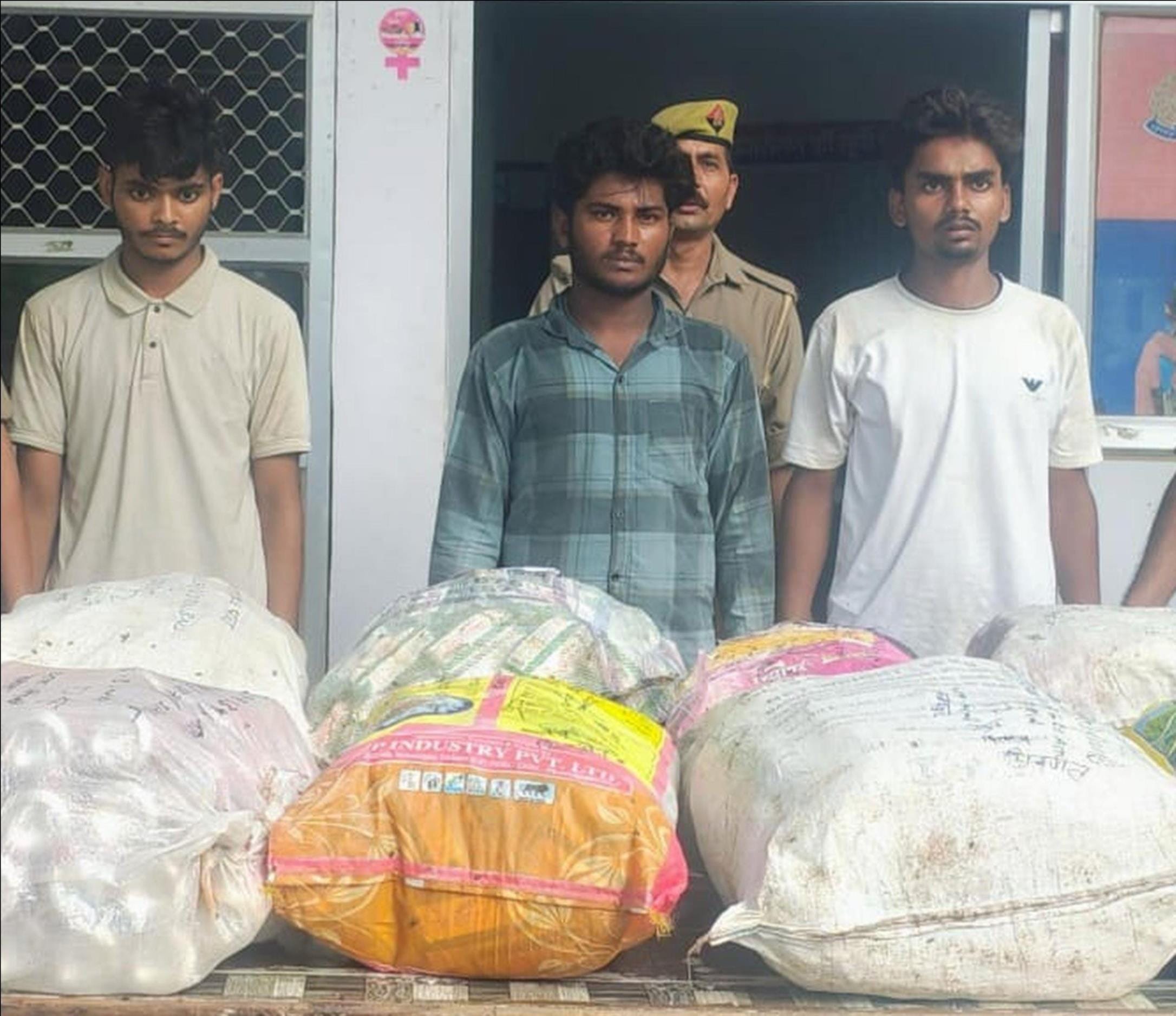 फोटो-26-पुलिस की गिरफ्त में पकड़े गए लूट के आरोपी। संवाद