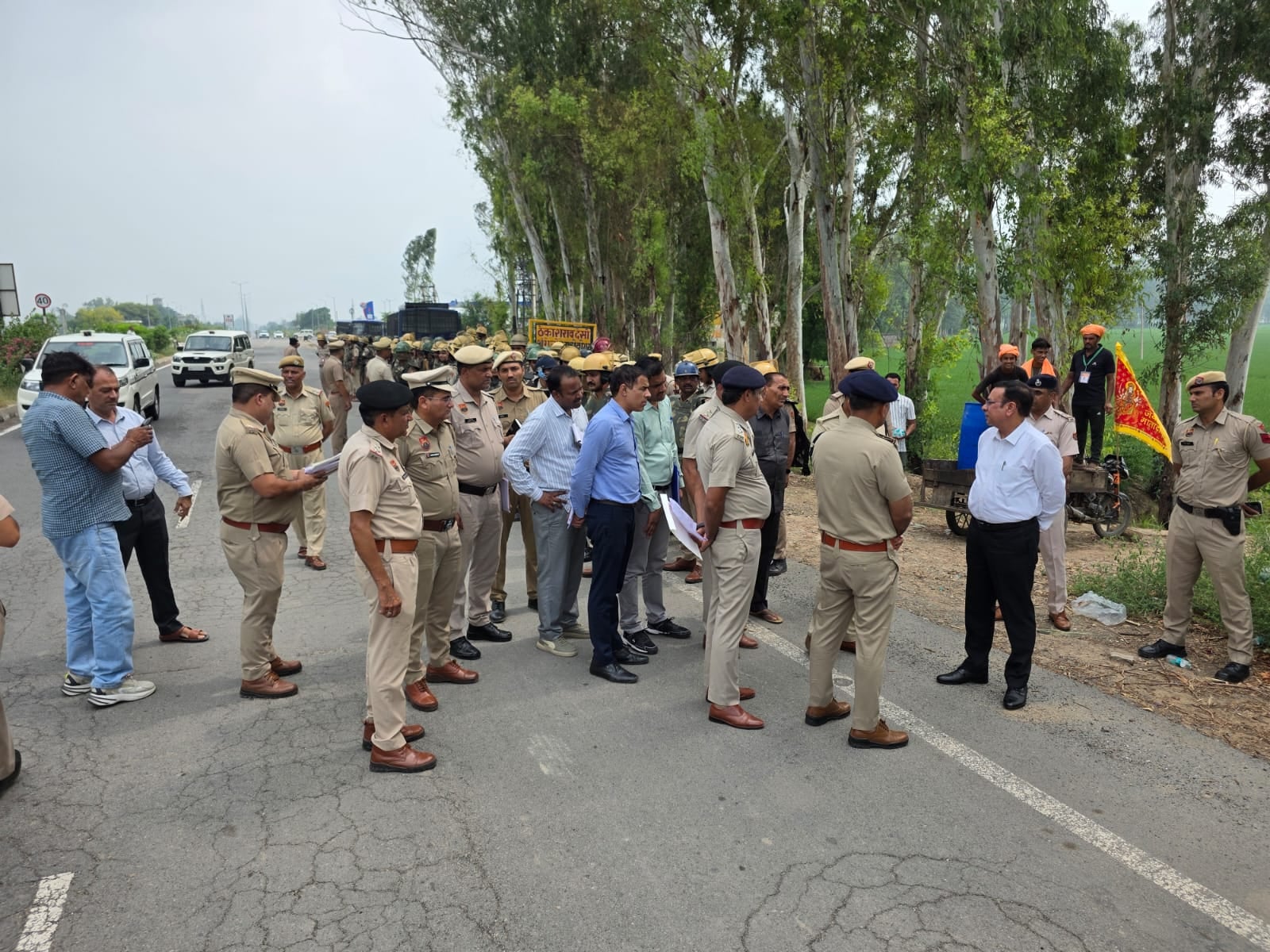 फोटो 6 नरवाना। दाता सिंह वाला बॉर्डर पर सुरक्षा व्यवस्था परखते हुए पुलिस आईजी कुलदीप सिंह। स्रो फोटो 6 नरवाना। दाता सिंह वाला बॉर्डर पर सुरक्षा व्यवस्था परखते हुए पुलिस आईजी कुलदीप सिंह। स्रो