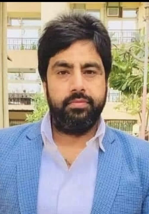 ग्रेनो वेस्ट स्थित सुनपुरा गांव में बिजली के पोल पर लगी स्ट्रीट लाइट खराब होने के कारण छाया अंध