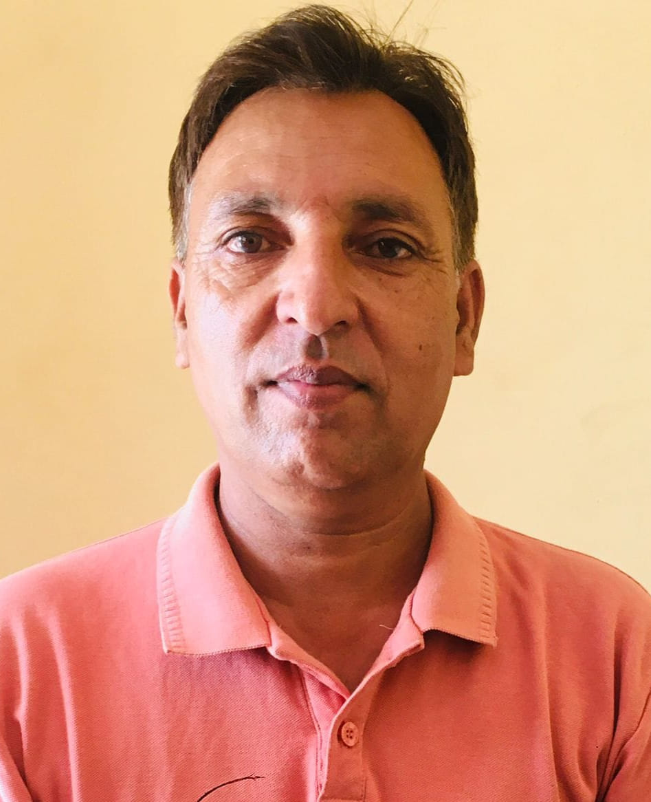 ग्रेनो वेस्ट स्थित सुनपुरा गांव में बिजली के पोल पर लगी स्ट्रीट लाइट खराब होने के कारण छाया अंध