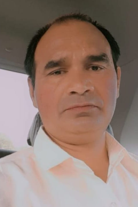 ग्रेनो वेस्ट स्थित सुनपुरा गांव में बिजली के पोल पर लगी स्ट्रीट लाइट खराब होने के कारण छाया अंध