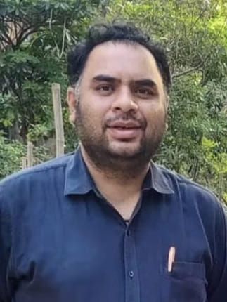 ग्रेनो वेस्ट स्थित सुनपुरा गांव में बिजली के पोल पर लगी स्ट्रीट लाइट खराब होने के कारण छाया अंध