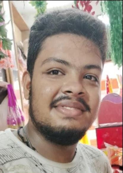 घंटाघर बाजार में दुकान से खरीदारी करता कावड़िया। संवाद