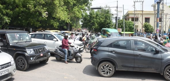 इंजीनियरिंग कॉलेज चौराहे लागू किया गया है डायवर्जन।