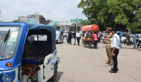 इंजीनियरिंग कॉलेज चौराहे लागू किया गया है डायवर्जन।