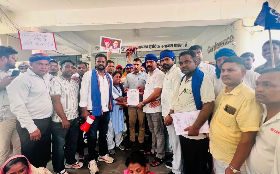 जगाधरी अनाज मंडी गेट से शहर में रोष मार्च निकालने जाते भीम आर्मी संगठन के पदाधिकारी। संवाद जगाधरी अनाज मंडी गेट से शहर में रोष मार्च निकालने जाते भीम आर्मी संगठन के पदाधिकारी। संवाद