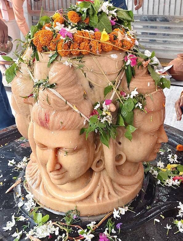 जयप्रभाग्राम स्थित भक्तिधाम मंदिर व परिसर में विराजमान पंचमुखी महादेव। - संवाद