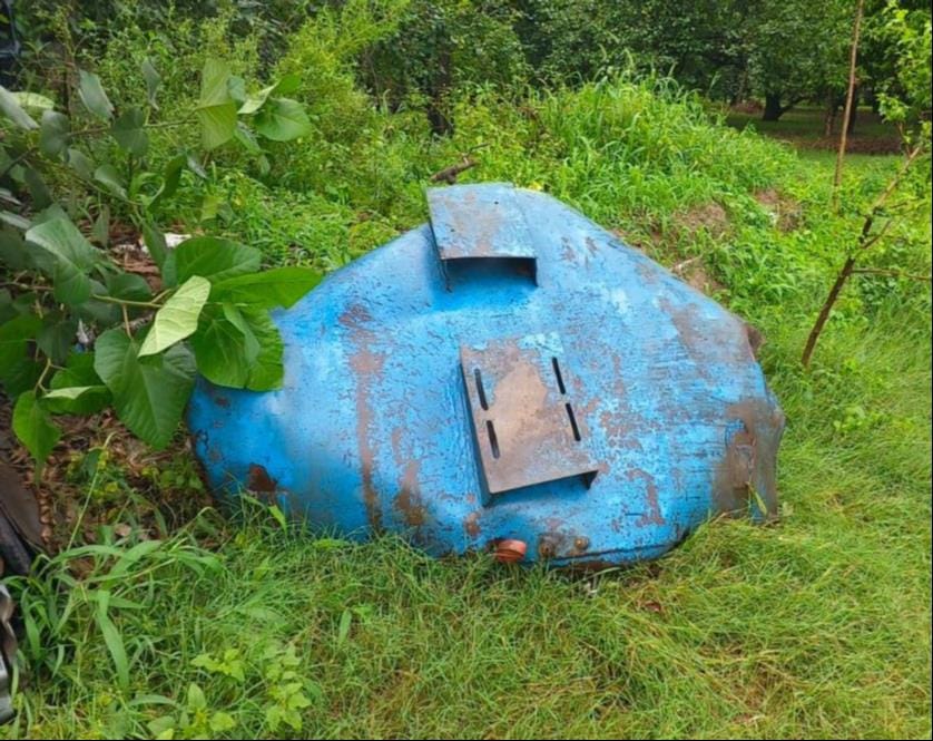 झिंझाना में हवा की टंकी फटने से क्षतिग्रस्त दुकान। संवाद