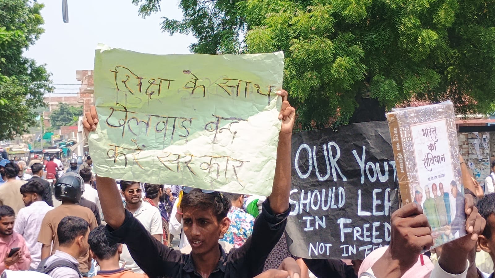 कचहरी तिराहे से निकलते विरोध जुलूस मार्च में स्लोगन लिखे पोस्टर के साथ प्रदर्शनकारी। संवाद कचहरी तिराहे से निकलते विरोध जुलूस मार्च में स्लोगन लिखे पोस्टर के साथ प्रदर्शनकारी। संवाद