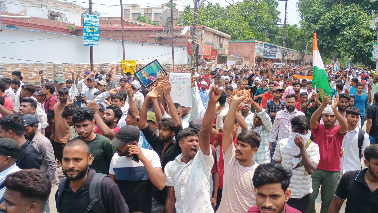 कचहरी तिराहे से निकलते विरोध जुलूस मार्च में स्लोगन लिखे पोस्टर के साथ प्रदर्शनकारी। संवाद कचहरी तिराहे से निकलते विरोध जुलूस मार्च में स्लोगन लिखे पोस्टर के साथ प्रदर्शनकारी। संवाद