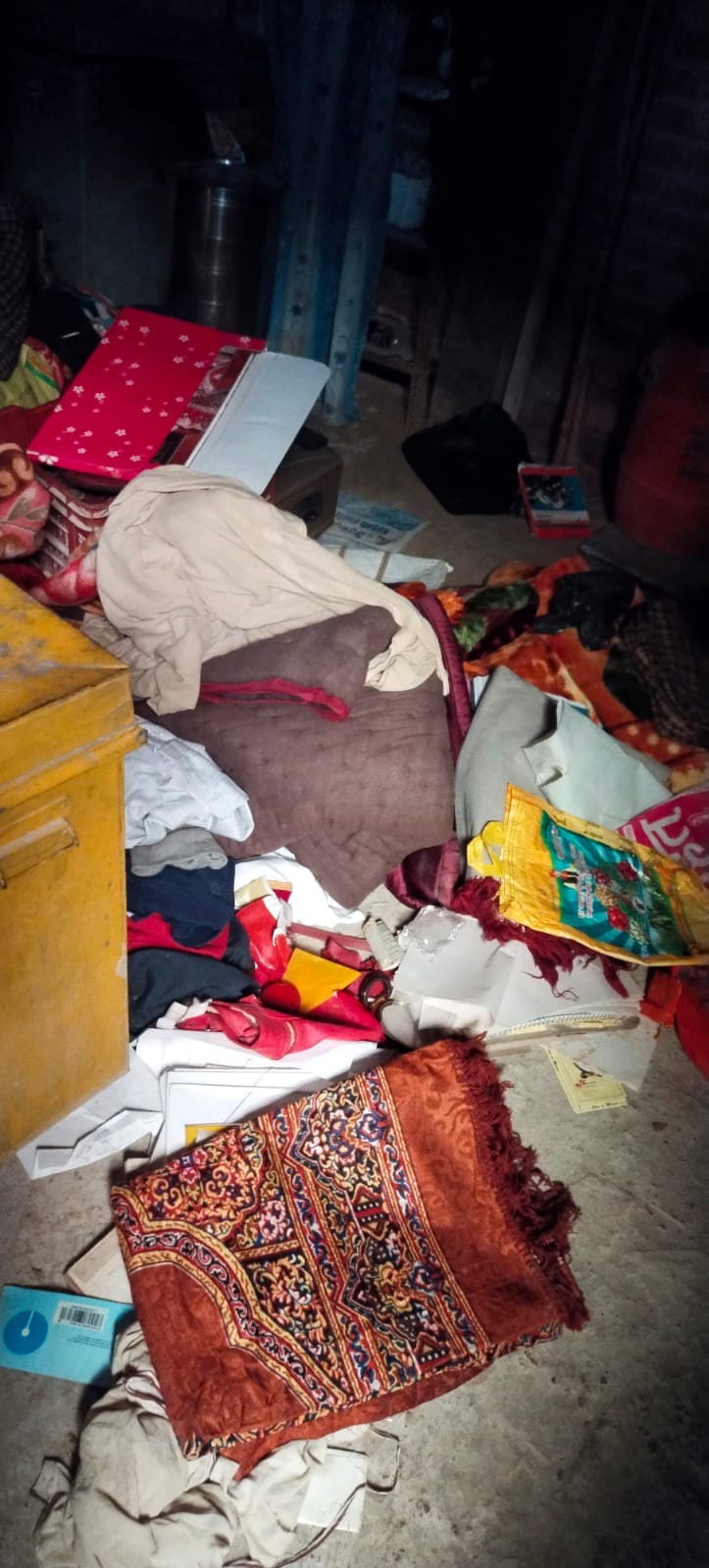 केला के खेत पास ग्रामीणों की जुटी भीड़, घरों में बिखरा सामान। संवाद केला के खेत पास ग्रामीणों की जुटी भीड़, घरों में बिखरा सामान। संवाद