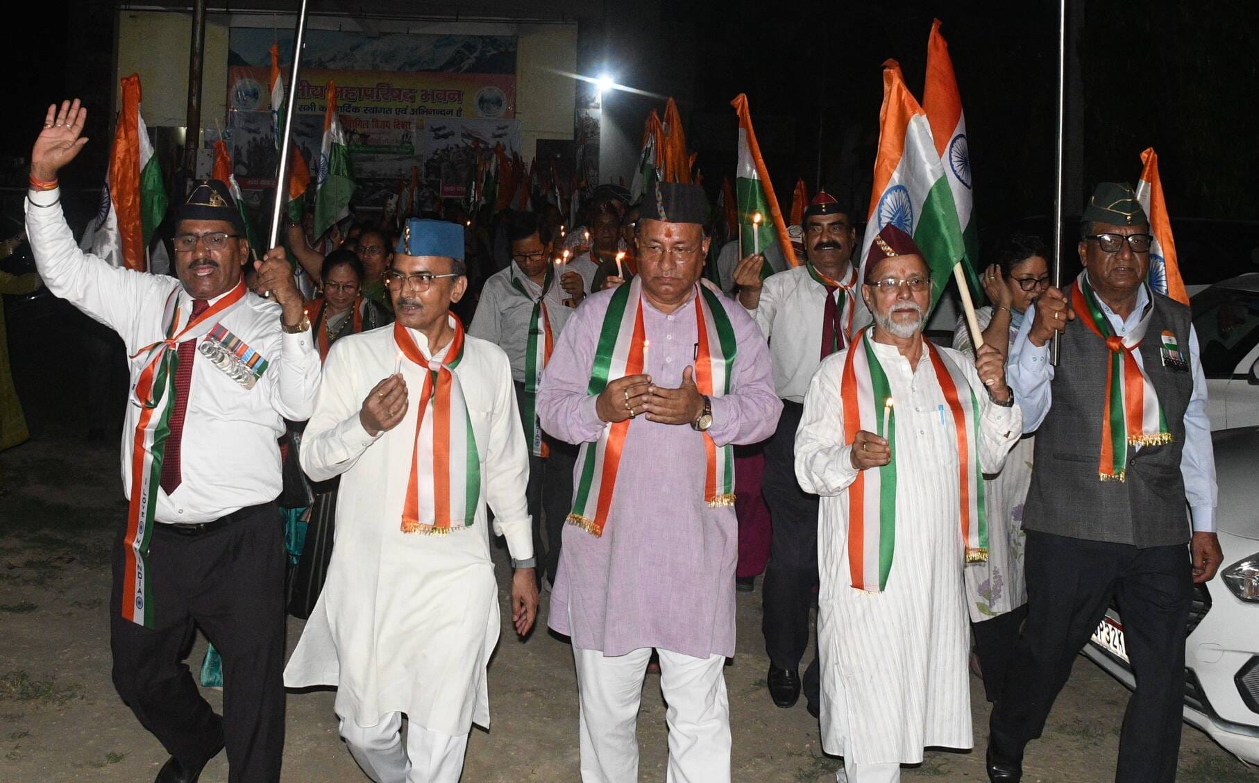 कारगिल विजय दिवस की पूर्व संध्या पर कैंडल मार्च