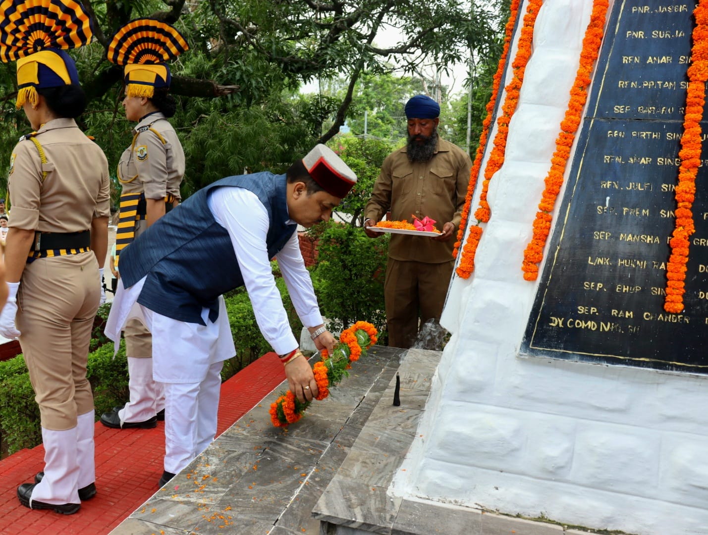 कारगिल विजय दिवस पर नाहन में उपायुक्त सिरमौर प्रियंका वर्मा ने उपस्थित लोगों को देश की एकता व अ