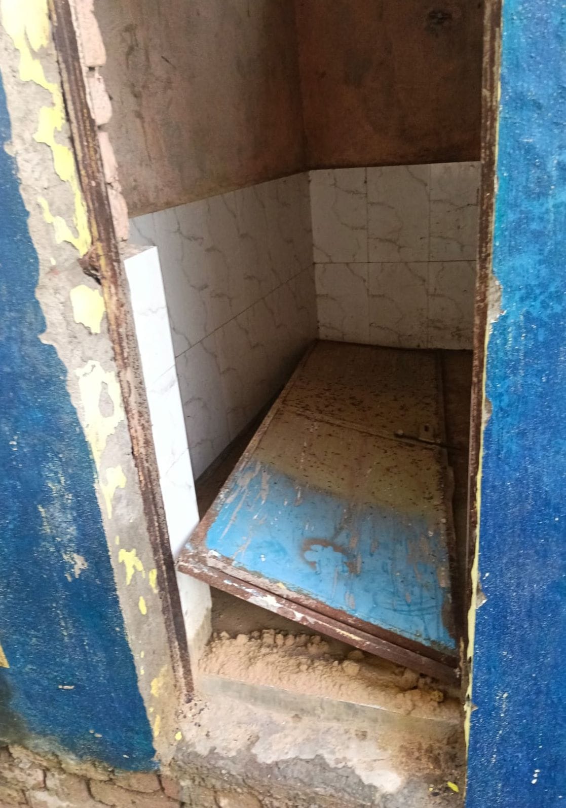 कुड़ा नरसिंहपुर में बदहाल पड़ा शौचालय।  संवाद
