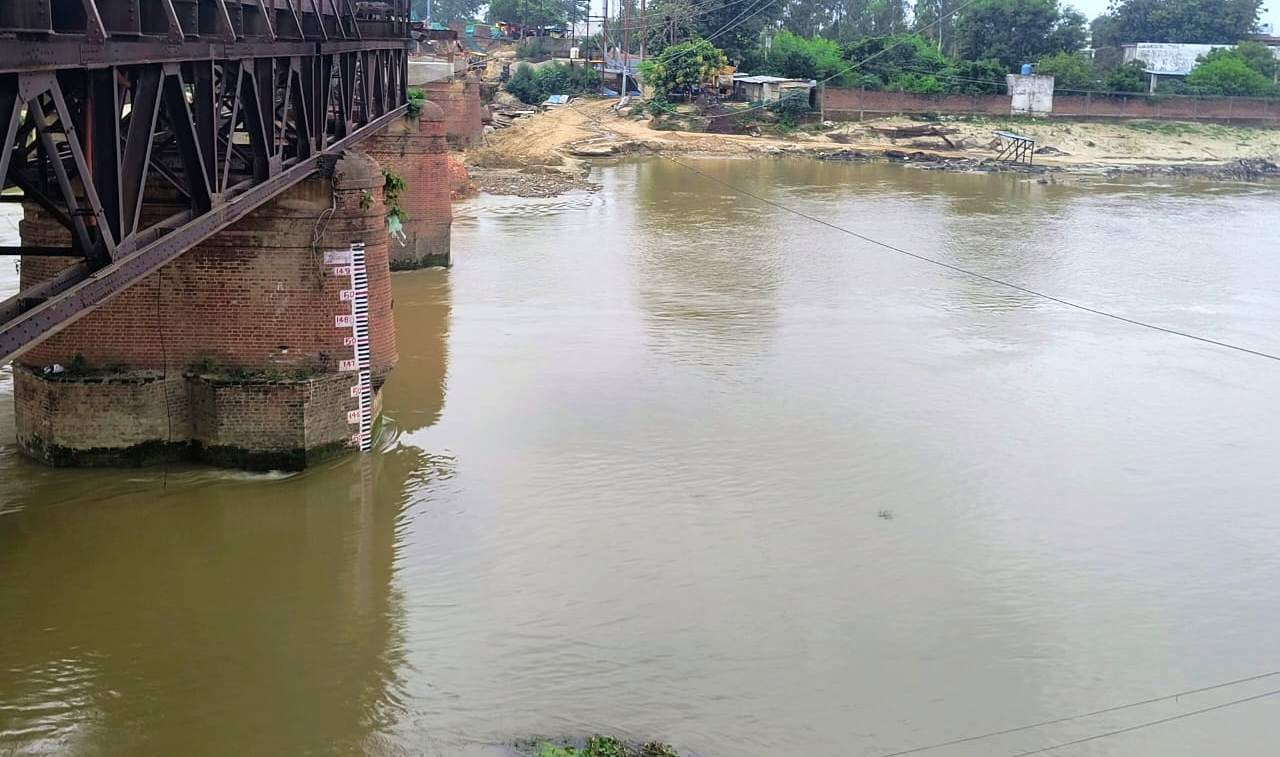 लोधीपुर क्षेत्र में घरों के पास तक पहुंच रहा खन्नौत नदी का पानी। संवाद लोधीपुर क्षेत्र में घरों के पास तक पहुंच रहा खन्नौत नदी का पानी। संवाद
