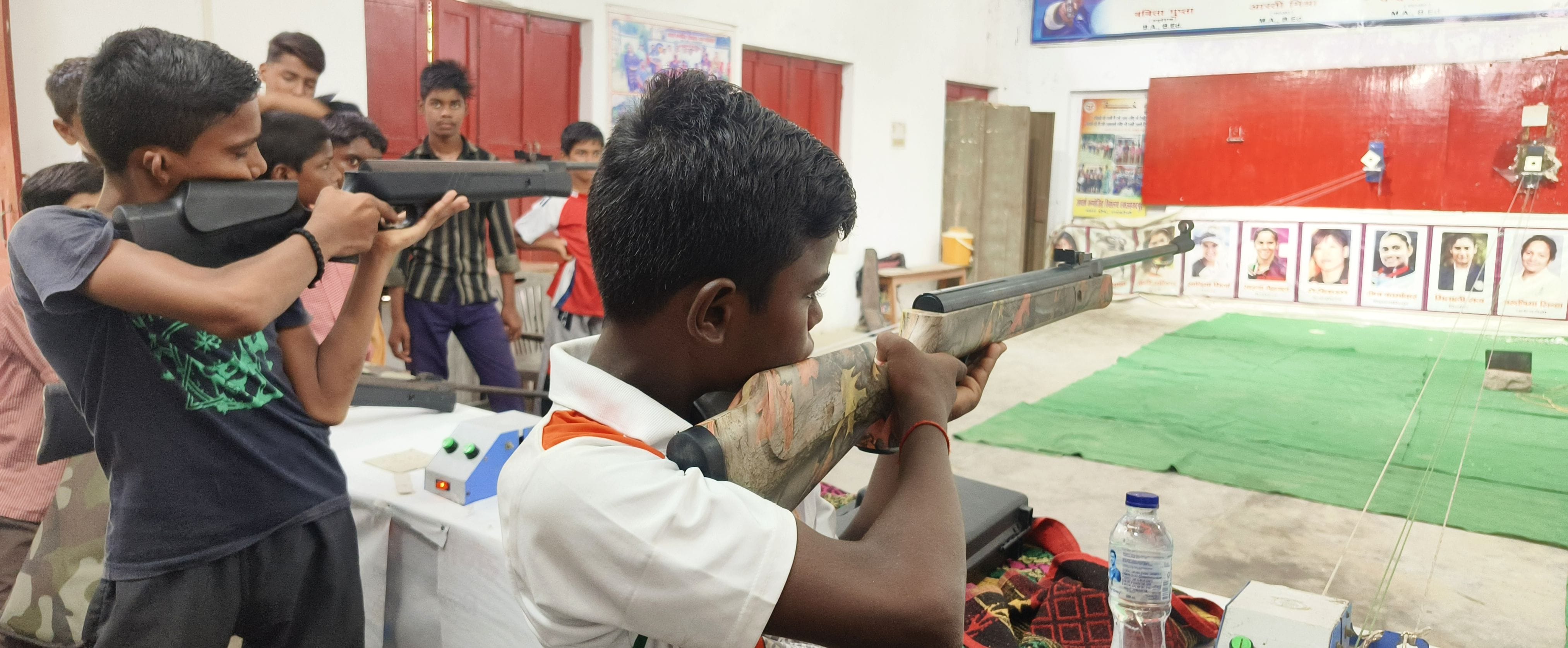नगर क्षेत्र के कंपोजिट विद्यालय चक अहमदपुर में शनिवार को आयोजित जिला स्तरीय तीरंदाजी प्रतियोगित नगर क्षेत्र के कंपोजिट विद्यालय चक अहमदपुर में शनिवार को आयोजित जिला स्तरीय तीरंदाजी प्रतियोगित